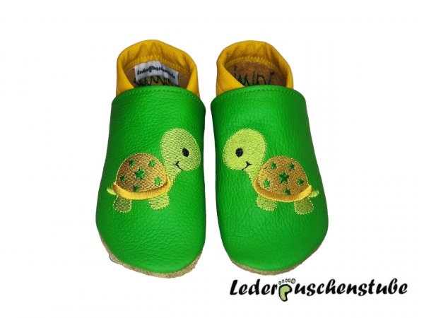  Lederpuschen mittelgrün-gelb; Namen beiderseits Ferse (mittelgrün) und Schildi 2 (hellgrün-gelb-mittelgrün)